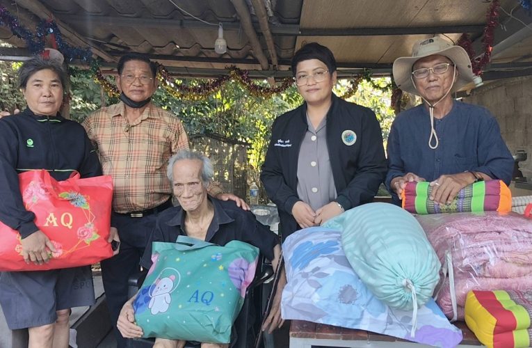 ปทุมธานี ป้าวัย51ปีหมดหนทางกลัวบ้านพังทับพ่อวัย82ปีร้องขอนายก อบต.ช่วยเหลือและแมว15ชีวิตต้องอดข้าว