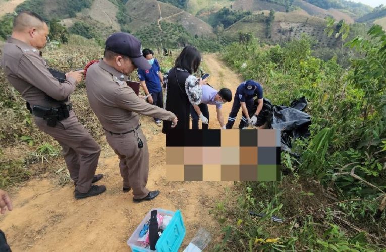 ชีวิตแลกค่าแรง! หนุ่มใบ้รับจ้างขนข้าวโพดนั่งกระสอบข้าวโพด พลัดตกรถดับกลางไร่ทางชันดอยสูง รถทับดับคาที่