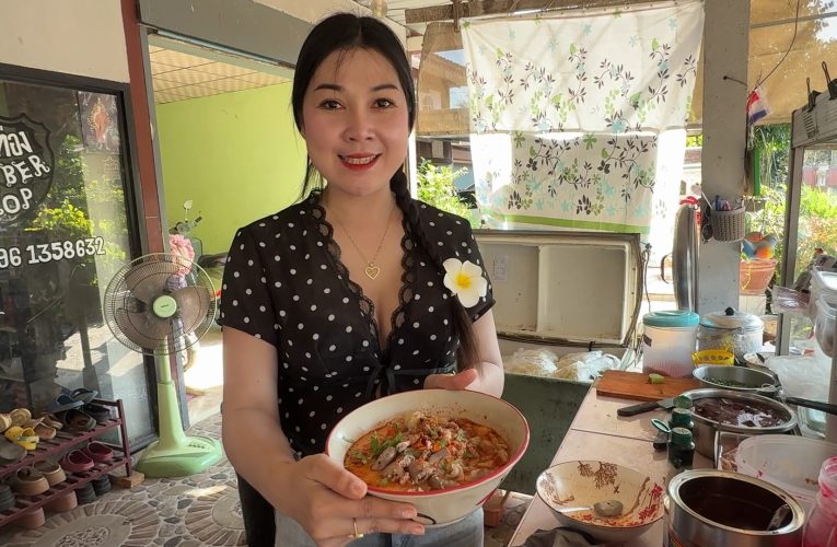 ฉะเชิงเทรา ก๋วยเตี๋ยวหมูโบราณไส้ทะลักใส่นมสด