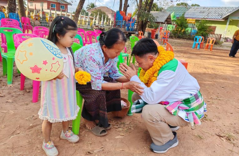 “เกษตรโต้ง” เบอร์2หลั่งน้ำตากลางเวที เล่าชีวิตพ้นความจน วอนขอโอกาสสู้เพื่อพี่น้องชาวรากหญ้า