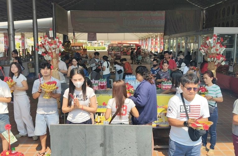 ปทุมธานี ศรัทธาแรงถึงอุตรดิตถ์ อธิษฐานในใจยังสมหวัง! สาวจากเร่งแก้บนท้าวเวสสุวรรณ หลังลูกสาวหายป่วย ปลดหนี้สำเร็จ หนุ่มสอบติดงานราชการกลับมาแก้บนตามสัญญาใจ