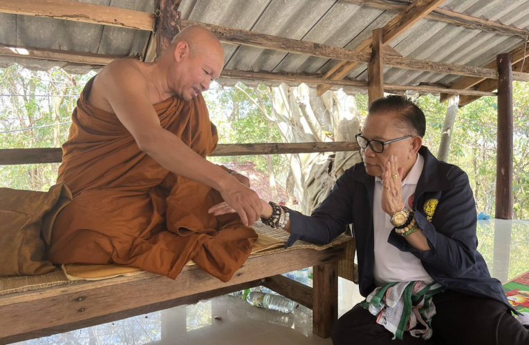 สกลนคร มหานิยมกราบพระแรงศรัทธาเพิ่มพลังบุญสิริมงคล