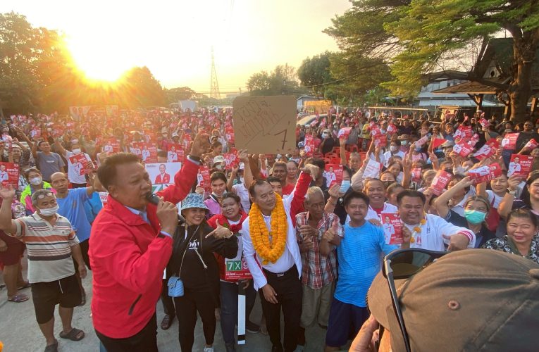 สมุทรปราการ รองโจ ผู้สมัคร สส. พรรคเพื่อไทย เบอร์ 7 ลุยปราศรัย โค้งสุดท้าย ชุมชนหลังวัดหนามแดง ประกาศพร้อมชนทุกปัญหา ดันเขต 4 ตำบลบางพลีใหญ่–บางแก้ว สู่อนาคต