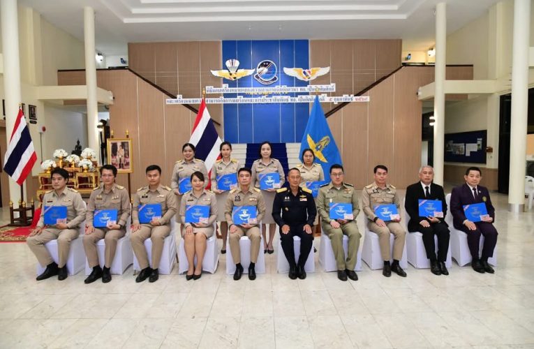 ผู้บัญชาการโรงเรียนการบิน เป็นประธานในพิธีประดับเครื่องหมายแสดงความสามารถนักเหินเวหากิตติมศักดิ์ กองทัพอากาศ