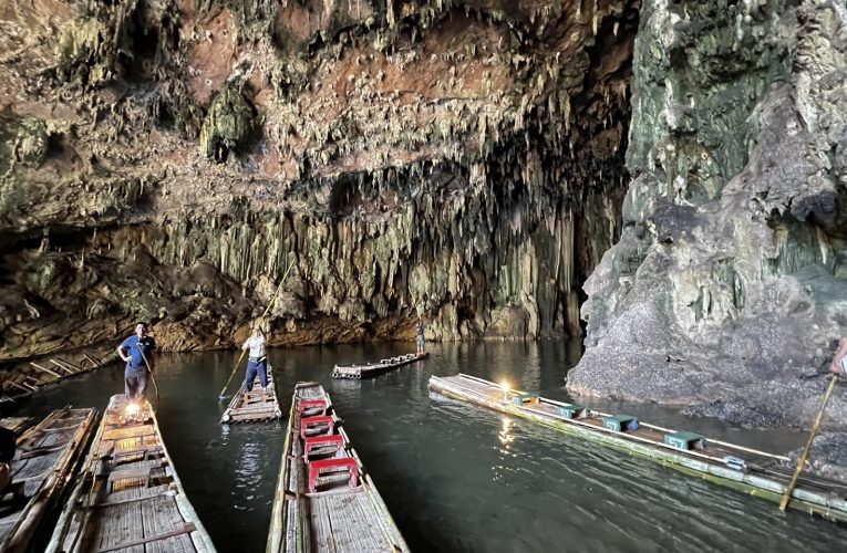 ชาวอิสราเอลแห่เที่ยวถ้ำลอด