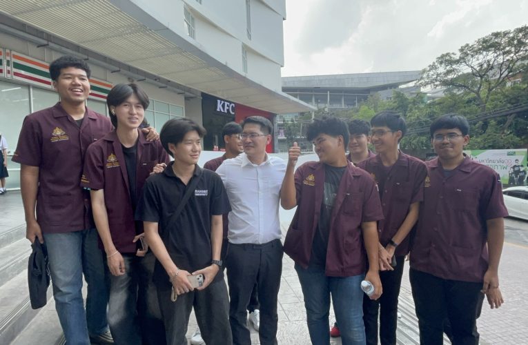 ปทุมธานี “มงคลกิตติ์”ลุยหาเสียง ม.รังสิตนักศึกษาต่อคิวแห่ถ่ายรูปจนมหาลัยแทบแตก