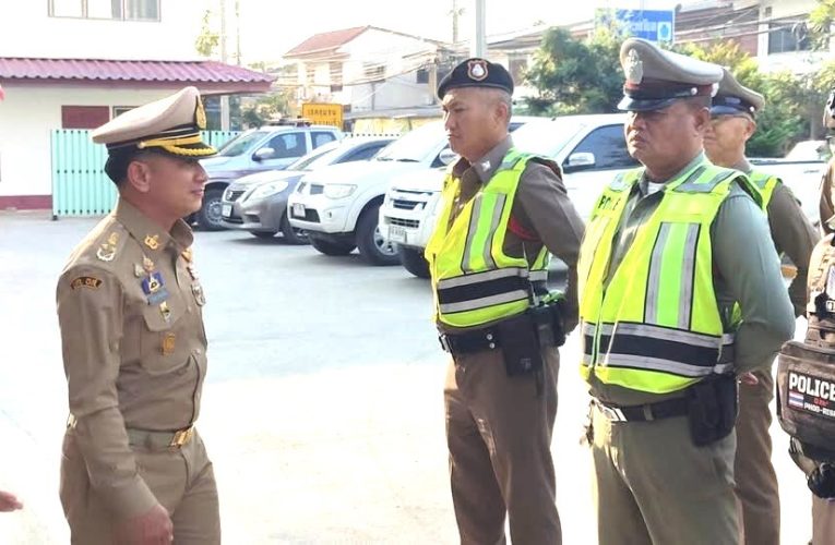 นายอำเภอนครชัยศรี ประธานกรรมการการเลือกตั้งที่ 5 จังหวัดนครปฐม ประธานในพิธีปล่อยแถวชุดปฏิบัติการเคลื่อนที่เร็วเพื่อรักษาความสงบเรียบร้อย ในการเลือกตั้งสมาชิกสภาผู้แทนราษฎร