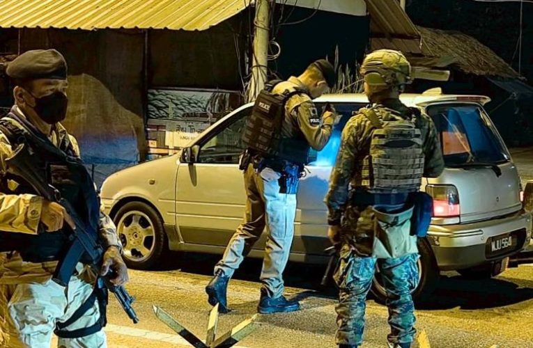 “คืนหมาหอน” กลายเป็นเมืองร้าง ด้าน จนท.ประจำด่าน ตรวจเข้มยานพาหนะทุกชนิด ทั้งเขตเมืองและโก-ลก ตามข้อสั่งการ สกัดกั้นกลุ่มผู้ไม่หวังดีลอบก่อเหตุป่วนการเลือกตั้ง สส.