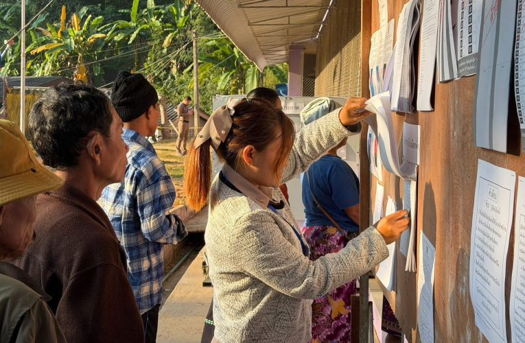 แม่ฮ่องสอน กลุ่มชาติพันธุ์กะเหรี่ยงแม่ฮ่องสอน ตบเท้าเข้าคูหาเลือกตั้งสุดคึกคัก พลังเสียงจากดอยสูงพร้อมใจกำหนดอนาคตประเทศ