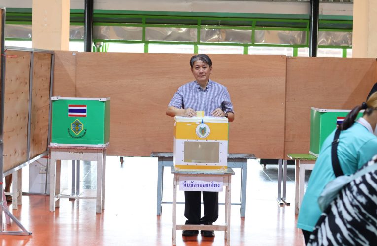จ.จันทบุรี เลือกตั้งคึกคัก ผู้ว่าฯ นำทีมใช้สิทธิ์ประชามติ มั่นใจยอดทะลุ 75% คาดรู้ผลไม่เป็นทางการ 5 ทุ่มคืนนี้
