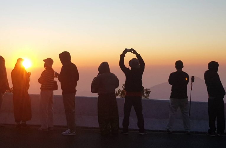 ยอดดอยอินทนนท์ อากาศยังหนาว อุณหภูมิเพิ่มขึ้น นักท่องเที่ยวยังงคงขึ้นดอยสัมผัสอากาศหนาวก่อนหมดฤดูหนาว