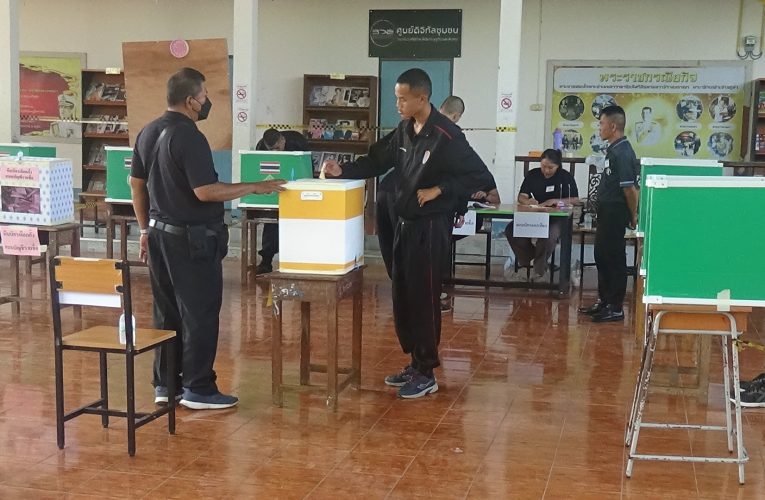 ทหารจาก ทภ.3 และ ประชาชน ออกมาใช้สิทธิ์เป็นจำนวนมาก ก่อนปิดหีบบัตร