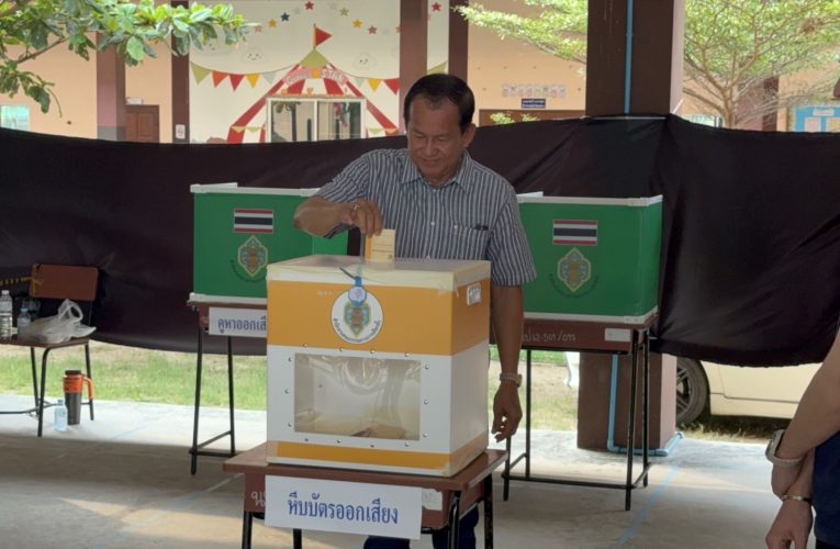 คนหนองปรือแห่ใช้สิทธิ์เลือกตั้ง ส.ส. ตั้งแต่ไก่โห่ แมน อินทร์พิทักษ์ ถือฤกษ์ 8 โมง ประเดิมเปิดคูหา