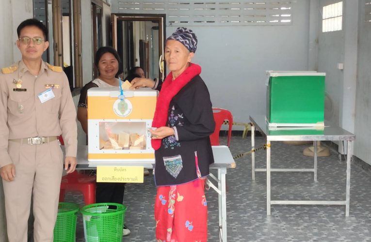 น่าน – ประชาชน ชนเผ่าชาวไทยภูเขา เผ่าม้ง ฮิ้วเมี่ยน ลั๊วะ ชนเผ่าพื้นเมืองตื่นตัว ออกมาใช้สิทธิ์เข้าแถวตามหน่วยเลือกตั้ง เพื่อใช้สิทธิกานเลือก คนที่รัก พรรคที่ชอบ ตามระบอบประชาธิปไตย