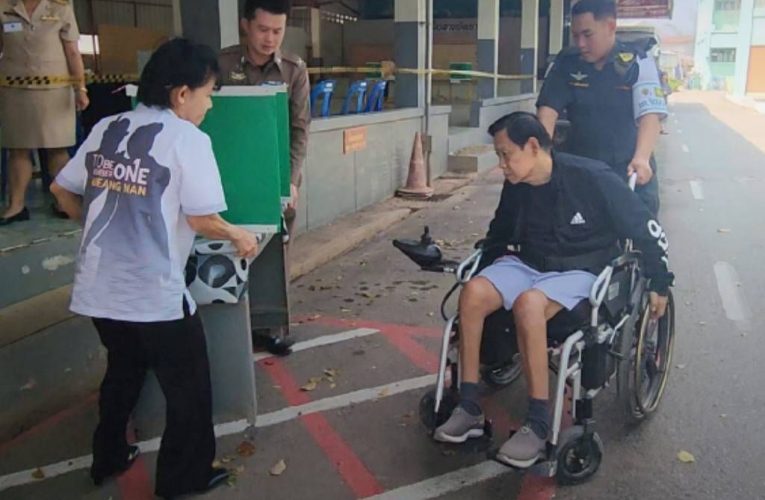 พลังสังคมไร้ทางลาดแต่ไม่ไร้สิทธิ์ เจ้าหน้าที่น่านช่วยผู้พิการเข้าคูหายกโต๊ะ–จัดคูหา เปิดทางสิทธิผู้พิการ เดินหน้าเลือกตั้งเท่าเทียม