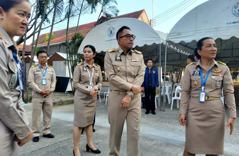 ผู้ว่าราชการจังหวัดลำพูน พร้อมคณะ ตรวจเยี่ยมการลงคะแนนออกเสียงประชามตินอกเขตออกเสียงที่ 1 บรรยากาศหลังเปิดหีบเป็นไปอย่างคึกคัก มีประชาชนทยอยเดินทางมาใช้สิทธิ์อย่างต่อเนื่อง