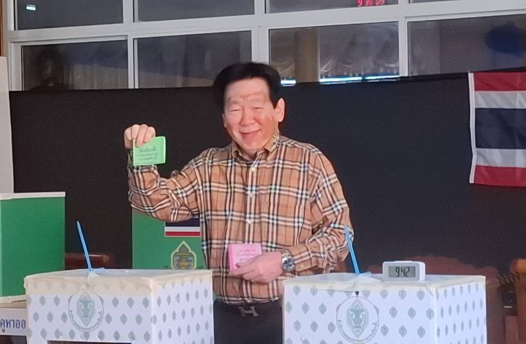 “ชาญยุทธ–รัฐกิจ เฮงตระกูล” เข้าคูหาใช้สิทธิ์เลือกตั้ง-ออกเสียงประชามติ
