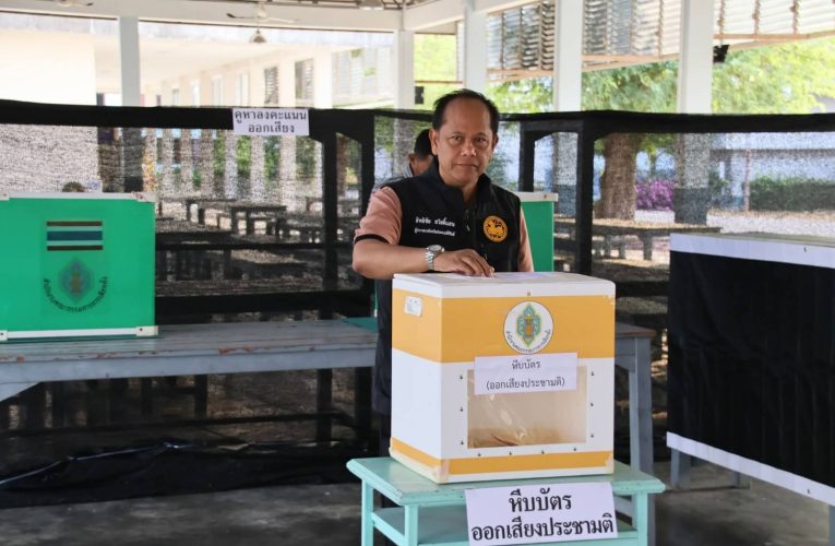 ผู้ว่าฯ ประจวบฯ ใช้สิทธิเลือกตั้ง–ประชามติ เชิญชวนประชาชนร่วมกำหนดอนาคตประเทศ