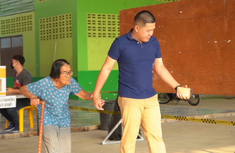 ข่าว นครปฐมลุงและยายอายุกว่า 70 ปี พยุงร่างออกมาใช้สิทธิ์