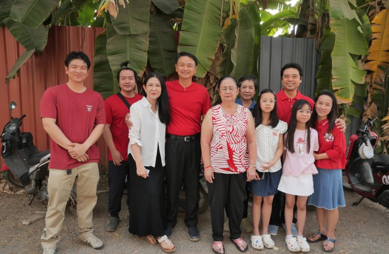 หนองบัวลำภู “รุ่งเพชร” คู่แข่งคนสำคัญของ “ไชยา” อดีต ส.ส.9 สมัยถือฤกษ์ใส่เสื้อสีแดง นำคนในครอบครัว “ศรีกาญจนา” ไปใช้สิทธิเลือกตั้ง ขณะที่ผู้การฯหนองบัวลำภู แจงเวลานี้ยังไม่พบปัญหาการร้องเรียนเกี่ยวกับการกระทำความผิดกฏหมายการเลือกตั้งในพื้นที่