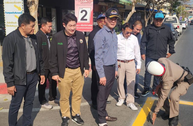 นายกฯหนุ่ย ลงดูงานตีเส้นการจราจรทางเหลี้ยวเข้าหัวหินซอย78