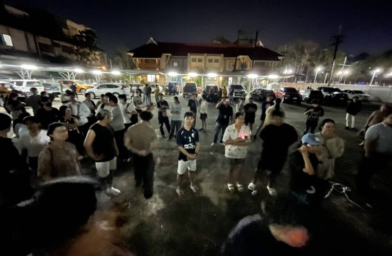 จ.จันทบุรี มวลชนยังคงชุมนุมที่ กกต.จังหวัด ย้ำจุดยืน”ไม่เน้นแพ้ชนะ” ขอเพียงความถูกต้องตามระบอบประชาธิปไตย และร่วมสังเกตการณ์การเก็บหีบบัตร รอฟังความชัดเจนเรื่องนับคะแนนใหม่จาก กกต. พรุ่งนี้