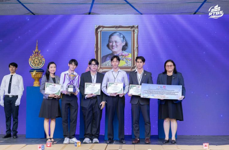 นักศึกษา CMUBS จับมือนักศึกษา มศว. และ มจธ. คว้ารางวัลชนะเลิศประกวดแผนธุรกิจเพื่อความยั่งยืน รับถ้วยพระราชทาน กรมสมเด็จพระเทพฯ ในงาน Business Day 2026