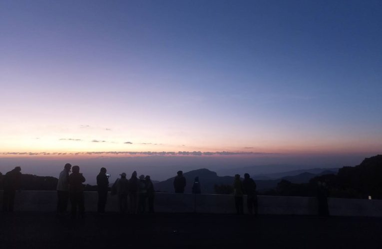 อากาศยังคงหนาวใกล้สิ้นสุด อุณหภูมิต่ำสุด 7 องศา ที่ยอดดอยอินทนนนท์ นักท่องเที่ยวยังคงเดินทางขึ้นสัมผัสอากาศหนาวต่อเนื่อง