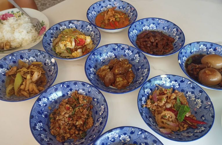 สกลนคร เปิดตัวร้านข้าวราดแกงเริ่มต้น 30 บาท 3 อย่าง 50 อาหารอร่อยรสแซ่บ