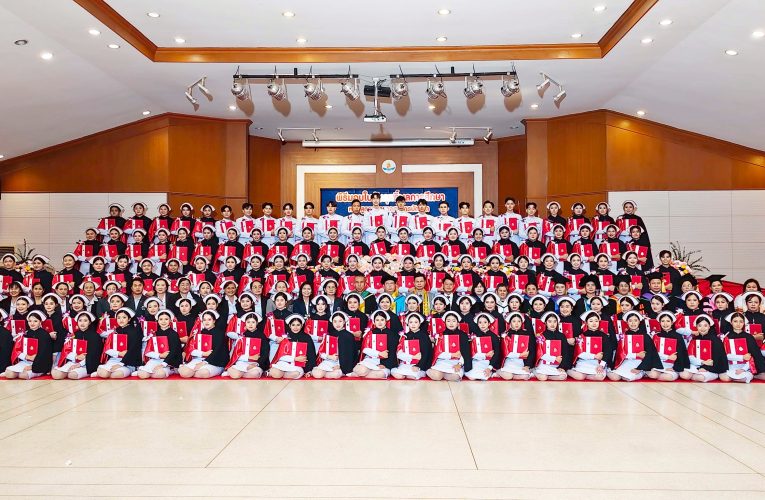 สุพรรณบุรีผู้ว่าสุพรรณบุรีประธานมอบใบสัมฤทธิผลการศึกษาหลักสูตรพยาบาลศาสตรบัณฑิต รุ่นที่ 28