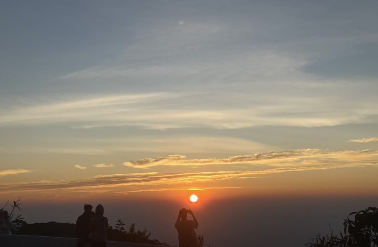 อากาศหนาวต่อเนื่อง อุณหภูมิยังหนาวอยู่ อุณหภูมิต่ำสุด ที่กิ่วแม่ปาน 6 องศา ที่ยอดดอยอินทนนท์ 7 องศา นักท่องเที่ยวยังคงขึ้นดอยสัมผัสอากาศหนาว