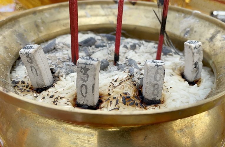 สุพรรณบุรี เขาทรายแกแล็คซี่เป็นประธานพิธีบวงสรวงเปิดสนามไก่ชน