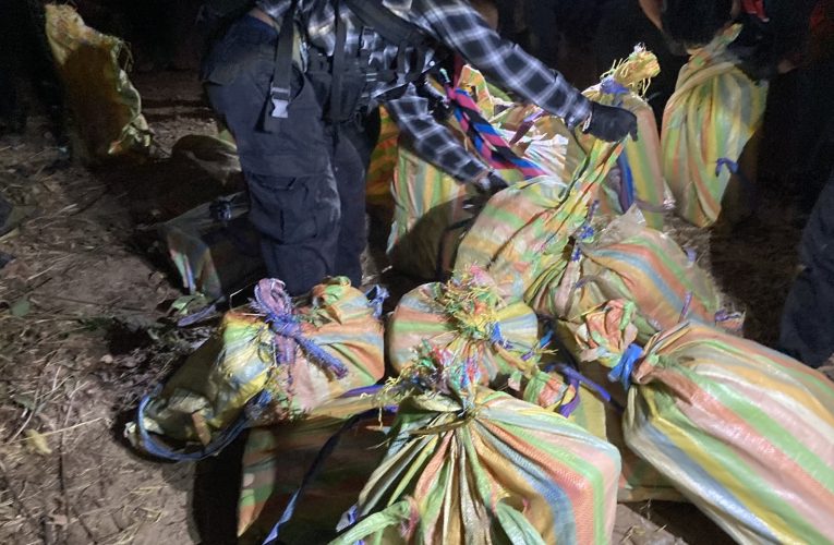 อำเภอแม่อาย จังหวัดเชียงใหม่ชาวบ้านหาของป่าพบยาบ้า19เป้สองล้านกว่าเม็ด