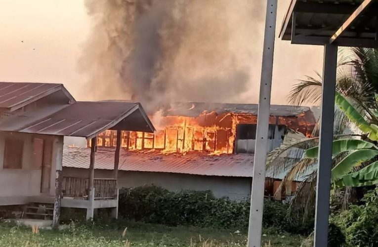 คลั่งเผาบ้านวอดทั้งหลัง! ลูกชายวัย 45 อาละวาด จุดไฟบ้านแม่กลางหมู่บ้านตาลชุม