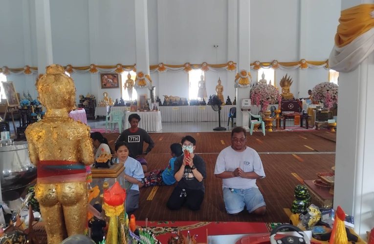 ปทุมธานี สายมูบุกวัดบึงบาฯ หวังรับโชคโค้งสุดท้าย หนุ่มลั่นถูกอีกงวดสร้างแม่ตะเคียนถวาย หลังแม่ตะเคียนให้หลักแสน 7 งวดติด