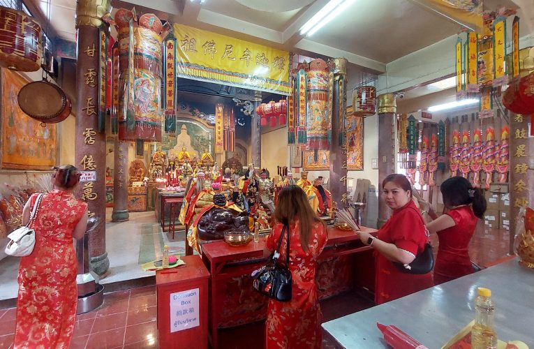 ยะลาคึกคักชาวเบตงตั้งโต๊ะไหว้เทพเจ้ารวมถึงบรรพบุรุษในวันไหว้เทศกาลตรุษจีน