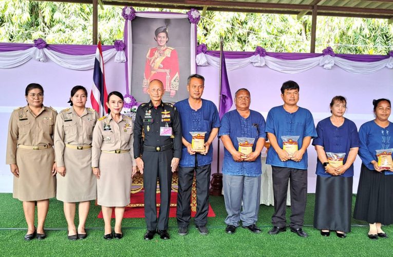 นครนายก : โรงเรียนนายร้อยพระจุลจอมเกล้า มอบเมล็ดพันธุ์ข้าวพระราชทานแก่เกษตรกรในพื้นที่จังหวัดนครนายก เพื่อเป็นแบบอย่างและส่งเสริมให้เกษตรกรได้นำเมล็ดพันธุ์ไปเพาะปลูกเพื่อต่อยอดในพื้นที่ของตนเอง