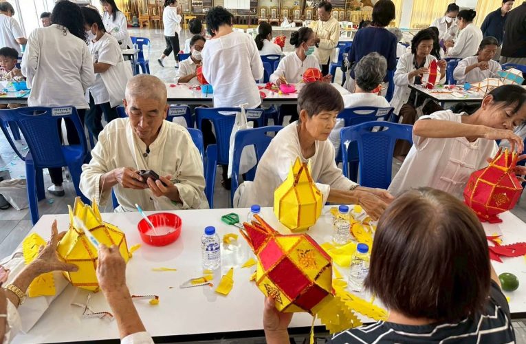 เทศบาลตำบลเชิงดอยจัดอบรม “การทำโคมล้านนาแปดเหลี่ยม” เสริมสร้างสุขภาวะผู้สูงอายุ ภายใต้กิจกรรมโรงเรียนชราบาลวุฒิวิทยาลัย