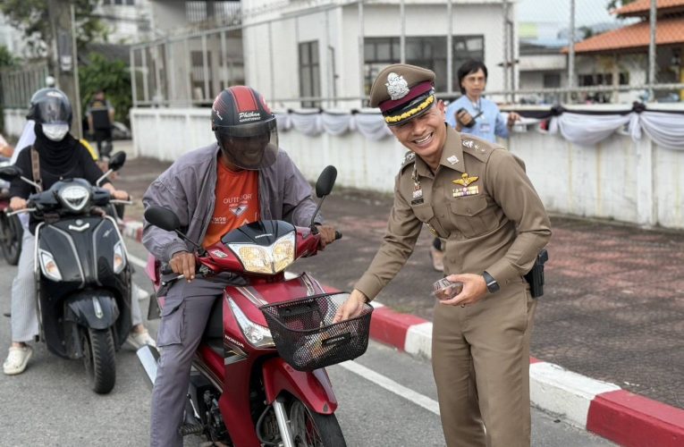 ต้อนรับ “รอมฎอน” ฮ.ศ.1447 ตำรวจโรงพักเมืองฯ มอบความห่วงใยพี่น้องมุสลิม แจกจ่ายอินทผาลัม 1,447 ชุด ผู้ใช้รถใช้ถนน ก่อนจับมือ ก.ตร. มอบหมวกจราจร 34 ใบ เพื่อความปลอดภัยของเจ้าหน้าที่ จร.