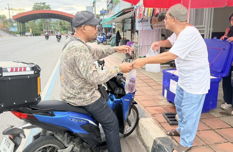 ยะลาเดือนแห่งการแบ่งปันน้ำใจพ่อค้าร้านขายของชำเมืองเบตง แจกน้ำดื่ม น้ำแข็ง อินทผลัม ฟรี ตลอดช่วงเดือนรอมฎอน