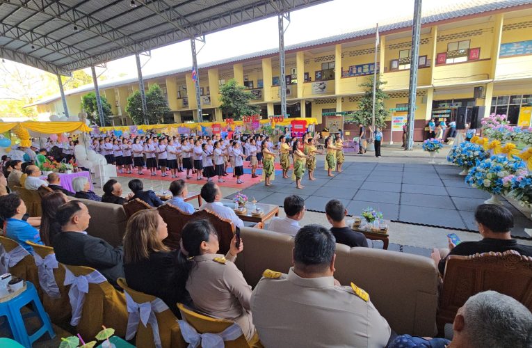 กาญจนบุรี บิ๊กเปี๊ยกนายกเมืองกาญจน์ เปิดโครงการนิทรรศการแสดงผลงานทางวิชาการ“AI & Beyond ก้าวสู่ยุคดิจิทัล” ด้วยบรรยากาศอันแสนอบอุ่น แถมยังมีไฮไลท์เด็ดๆที่สร้างเสียงหัวเราะรอยยิ้ม ตลอดจน แทบทุกคนได้อิ่มท้อง