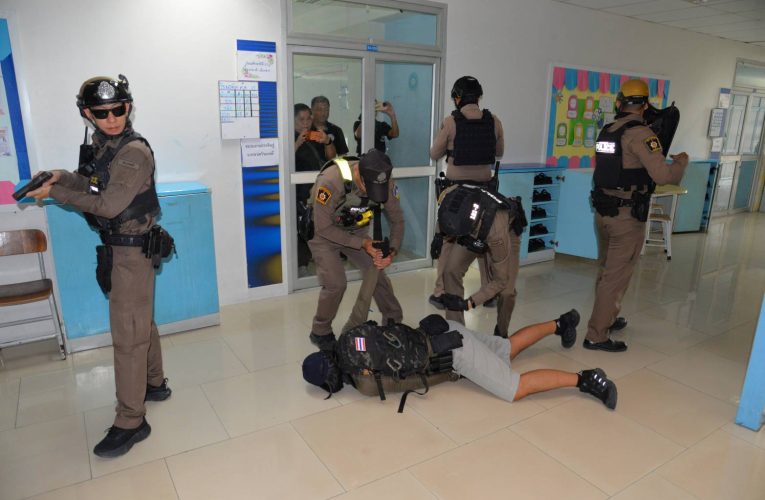 สมุทรปราการ หนี ซ่อน สู้ จำลองเหตุคนร้ายบุกยิงในโรงเรียน เจ็บ 2 ดับ 1