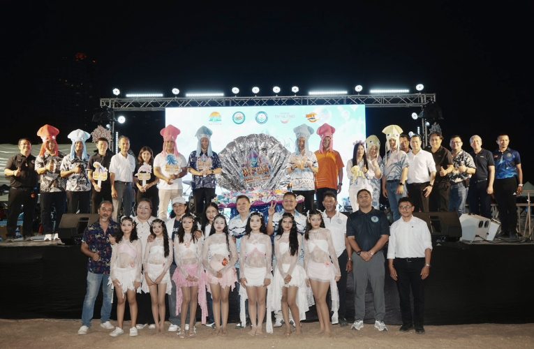 ปรุงน้ำจิ้มซีฟู้ดเปิดงาน “Pattaya Squid Fair 2026“ ริมหาดจอมเทียน นักท่องเที่ยวตรึม