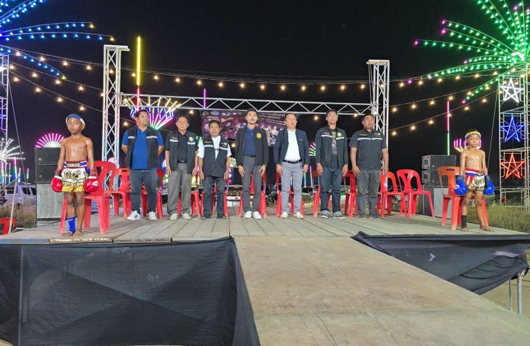 กาญจนบุรี นายก อบต.ดอนเจดีย์จัดมวยการกุศล”ศึกสนามไฟท์ มวยวัดฟัดโลก” แถมด้วยไอเดียรายได้จากการเช่าเก้าอี้นั่งชม มอบทำบุญให้กับวัด แบบไม่มีหักค่าใช้จ่าย