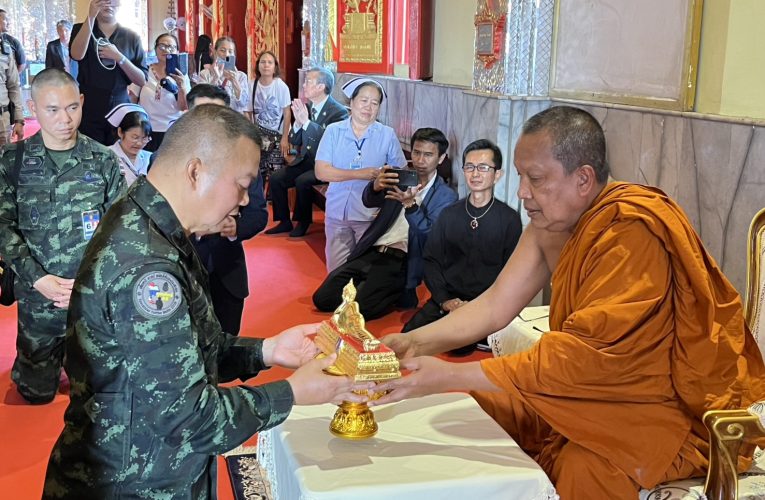 สมุทรปราการ พลเอก บุญสิน เข้ากราบขอพร ”เจ้าคุณแจ้“ ในโอกาสเดินทางมาบรรยายพิเศษ แฟนคลับแห่ขอถ่ายรูปขวัญใจคนรักชาติ