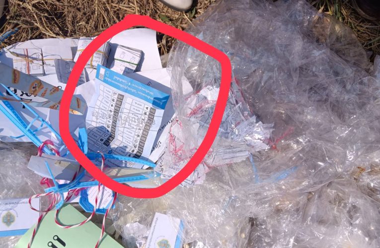 พิษณุโลก กกต.เร่งตรวจสอบอุปกรณ์เลือกตั้งแอบทิ้งไว้ที่รกร้าง พบว่าเป็นวัสดุสาธิตก่อนการเลือกตั้ง