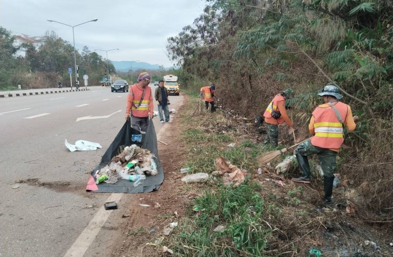 อำเภอต้องสะอาด นายอำเภอดอยสะเก็ด สั่งเก็บกวาดขยะข้างทางหลวง เทศบาลเชิงดอย รับ ดำเนินการจัดเก็บขยะที่มีคนลักลอบมาทิ้งข้างทางหลวงหมายเลข 118 ถนนเชียงใหม่-เชียงราย เพื่อความเป็นระเบียบเกิดความสะอาดตา