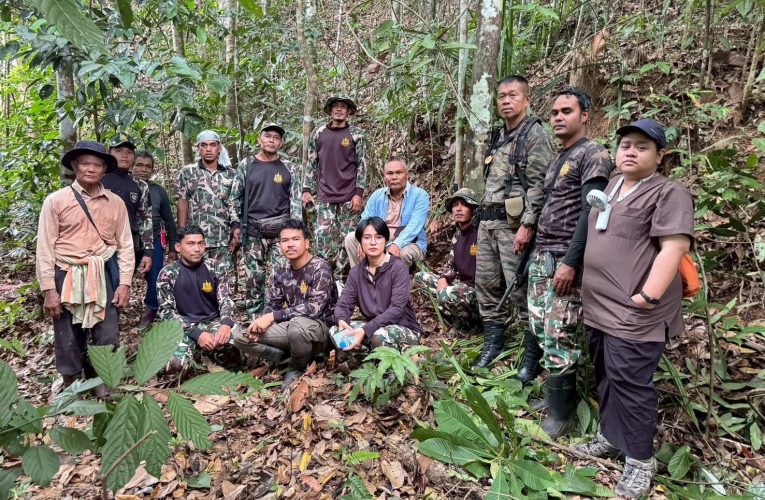 ยะลาเจ้าหน้าที่ส่วนอนุรักษ์สัตว์ป่าตรวจสอบรอยเท้าเสือโคร่งหลังชาวมานิพบเสือโคร่ง