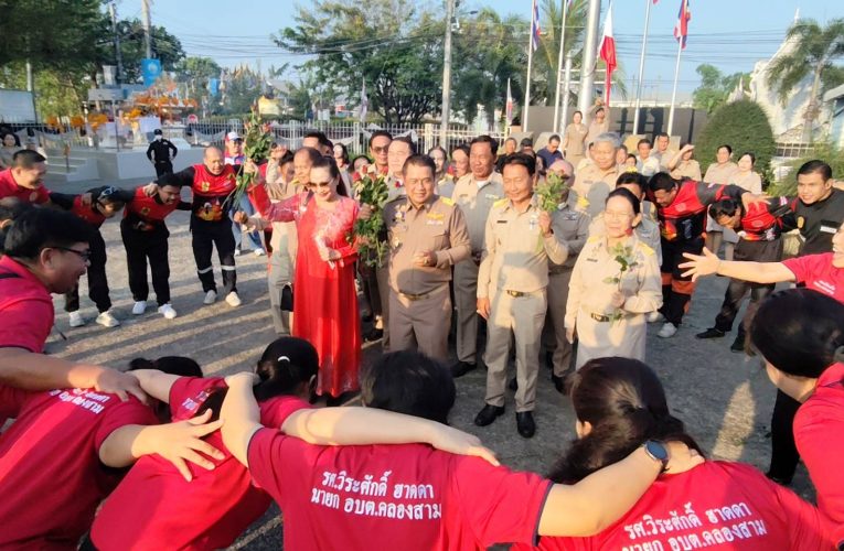 ปทุมธานี ทำตามสัญญาจุดประทัด20,000นัดถวายศาลพ่อปู่ได้เลขตรงตามต้องการชาวบ้านแห่ดูเลขเด็ด