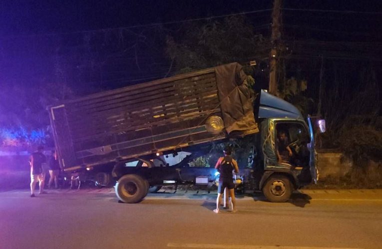 น่าน – หนุ่มใหญ่คนขับซ่อมเกียร์รถดั้ม พลาดถูกกระบะทับเสียชีวิตหน้า รพ.น่าน